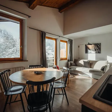 De L'ours Apartment